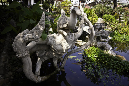 在四面佛塑像館