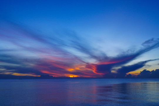 日落的天空；宋卡湖；泰国。