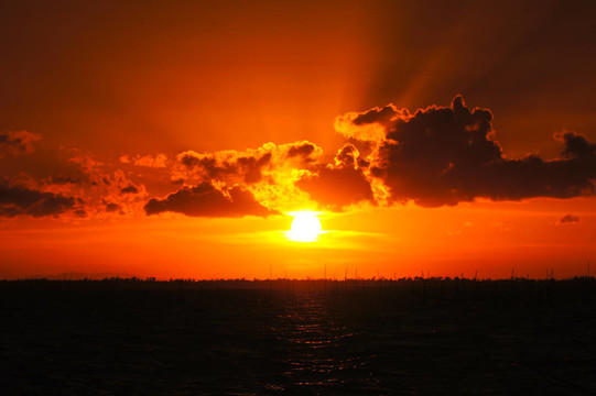 日落的天空；宋卡湖；泰国。