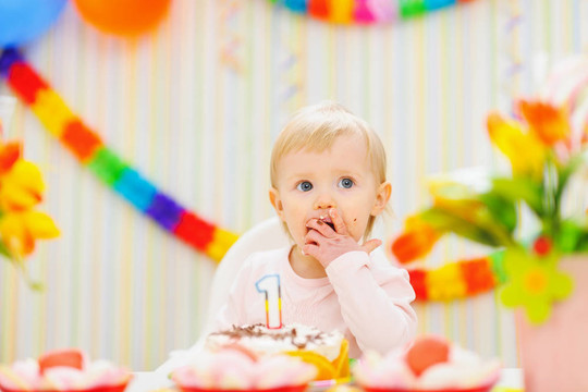 小孩吃第一個生日蛋糕