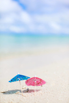 熱帶海灘上的小雨傘