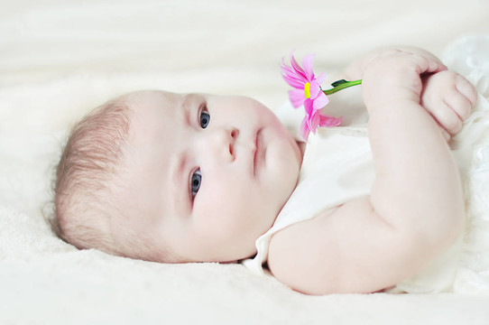 帶花的嬰兒
