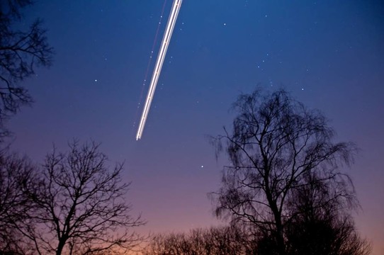帶飛機(jī)的夜空