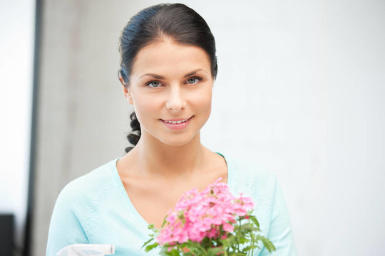 可愛(ài)的帶花的家庭主婦