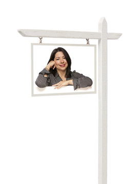 房地產(chǎn)標志與Smiling Hispanic Woman