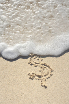 美元符號(hào)在沙上畫在Beach上