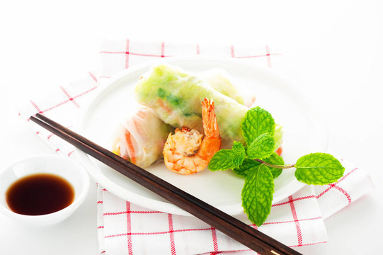 素食胡蘿卜春卷；白色背景的豆芽和蝦