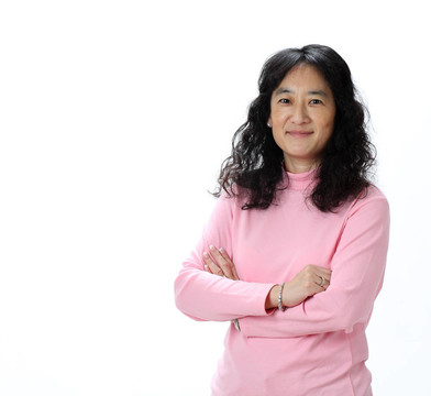 一位美麗成熟的亞洲女士自信地微笑