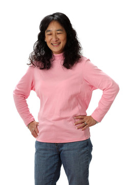 一位美麗的成熟的亞洲女士閉著眼睛高興地笑著