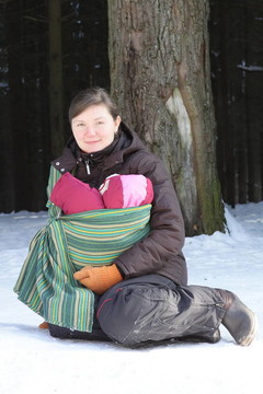 坐在懷里抱著新生嬰兒的嬰兒