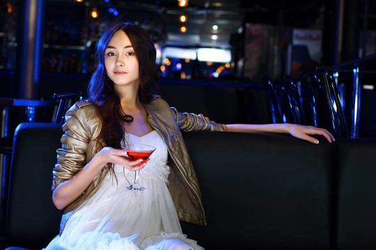 夜總會(huì)里有魅力的女人喝一杯