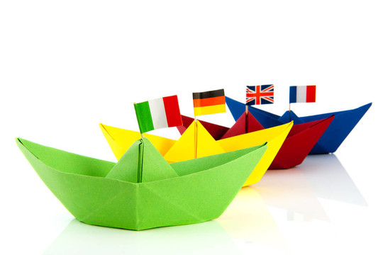 彩色的紙boatwith歐盟旗幟