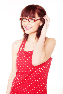 紅頭發(fā)女人穿紅色衣服的圓點(diǎn)