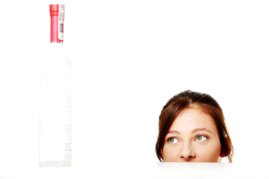 年輕女孩看著瓶子。