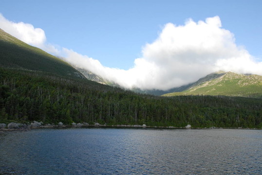 山上的湖