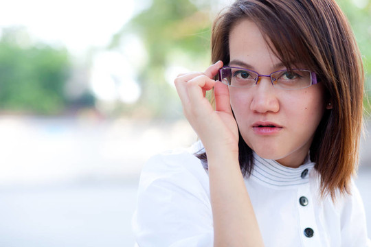 女人在找你。