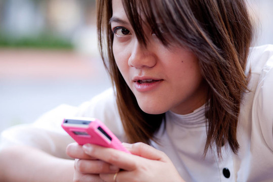 女人在找你。