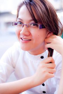 女人在找你。
