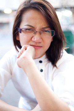 女人在找你。