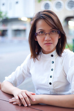 女人在找你。