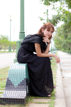 坐在花園里的女人。