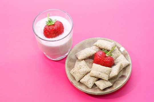 面包和玉米；小麥；草莓；冰沙