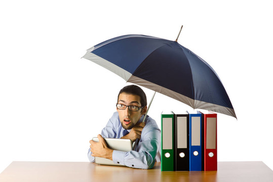 商人手里拿著雨傘在辦公室