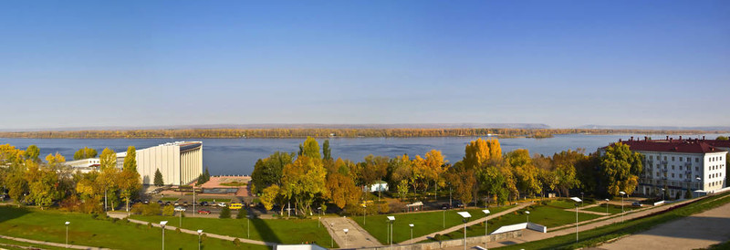 河上一座大城市的全景。Samara；俄羅斯。秋天的景色。