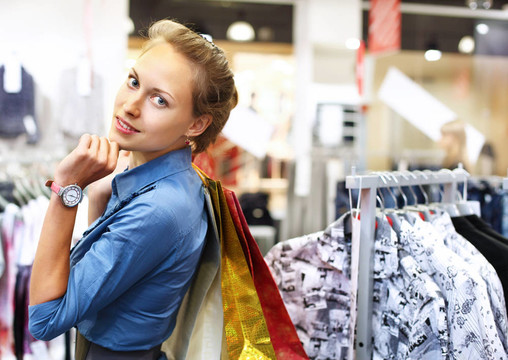 女人在商店買衣服