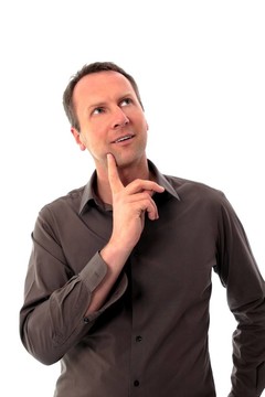 男人用手指思考下巴