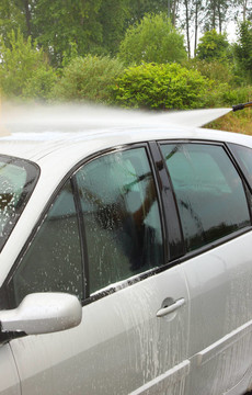用水和洗發(fā)水清洗汽車