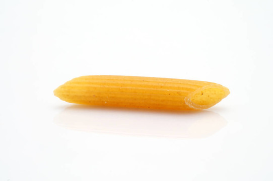孤立的意大利通心粉。