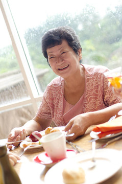 高級(jí)女人享受她的用餐