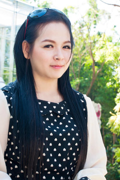 一個(gè)美麗的女孩在泰國公園的形象