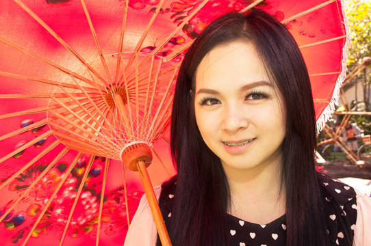 一個(gè)美麗的女孩在泰國公園的形象