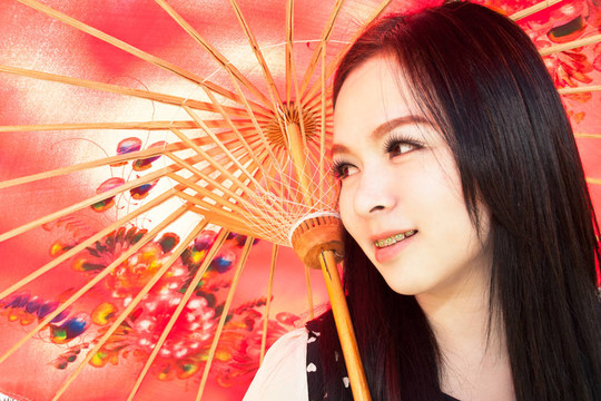 一個(gè)美麗的女孩在泰國公園的形象