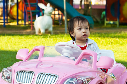 亞洲小孩在Playground玩