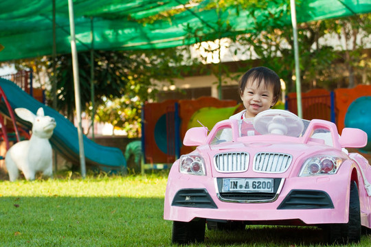 亞洲小孩在Playground玩