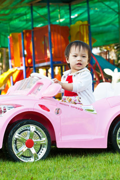 亞洲小孩在Playground玩
