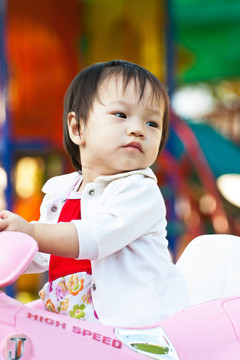 亞洲小孩在Playground玩
