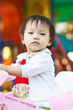 亞洲小孩在Playground玩