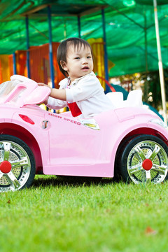 亞洲小孩在Playground玩