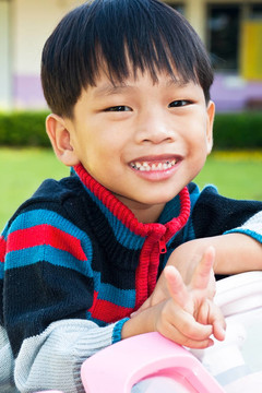 亞洲小孩在Playground玩