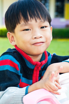 亞洲小孩在Playground玩