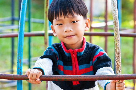 亞洲小孩在Playground玩