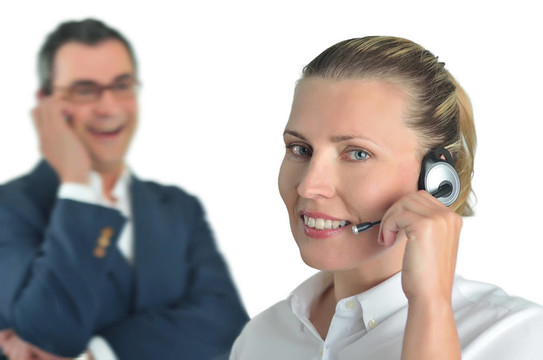 美麗的女商人與耳機和一個businessm