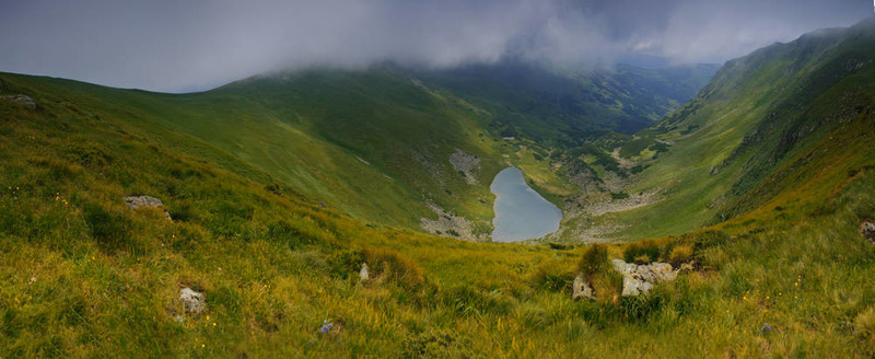 山上的湖