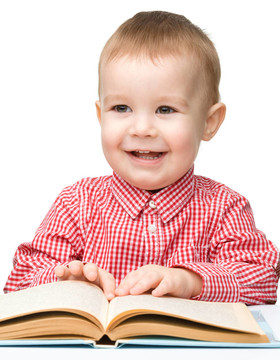 小孩玩書