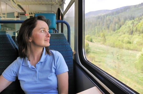 乘火車旅行的年輕女子