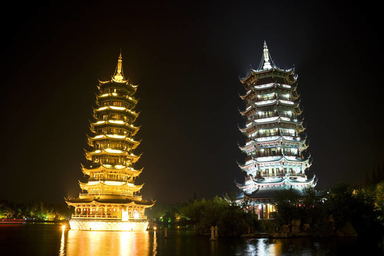太陽和Moon Pagodas；桂林；中國